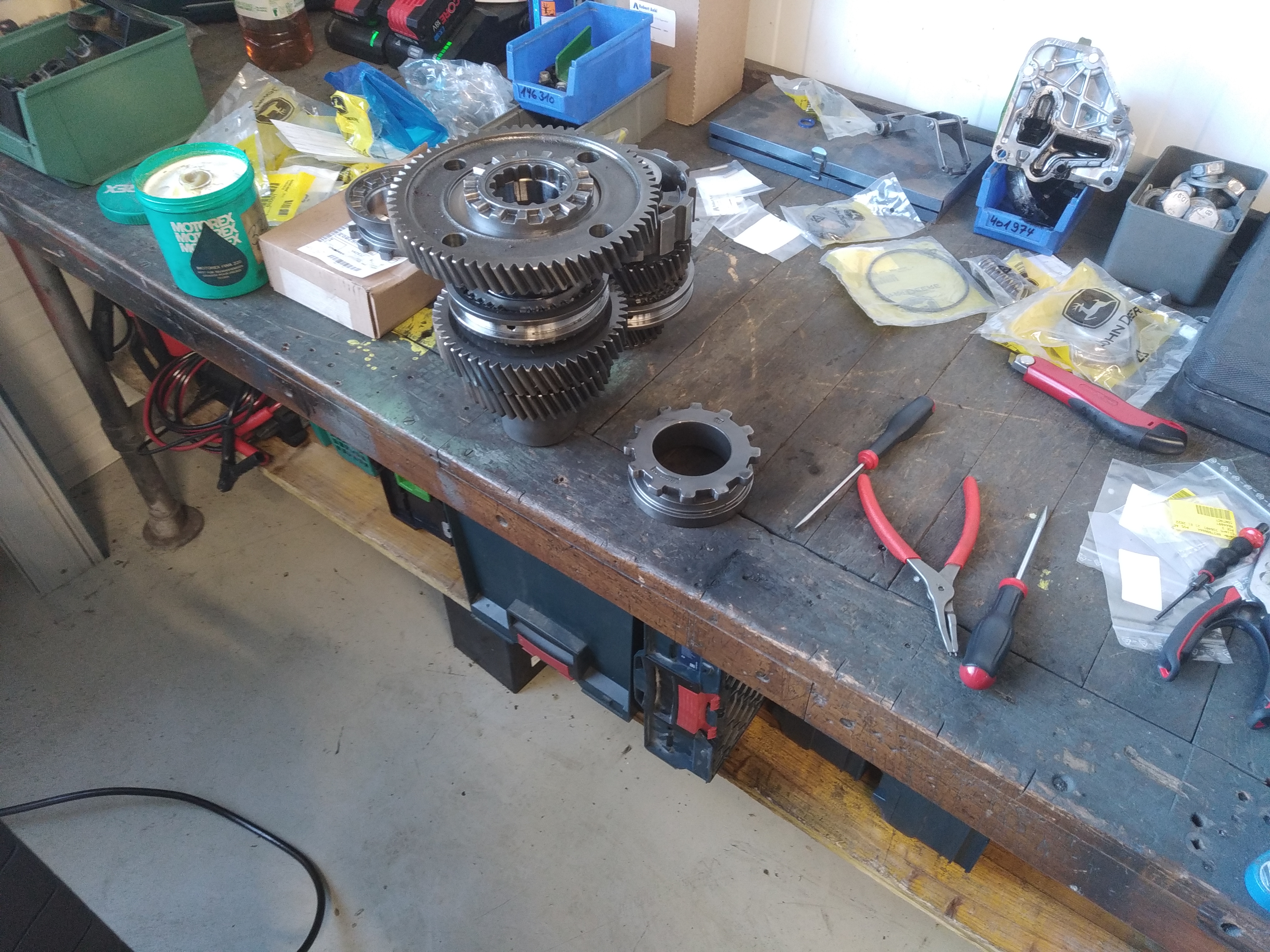 Pièces démontées sur établi